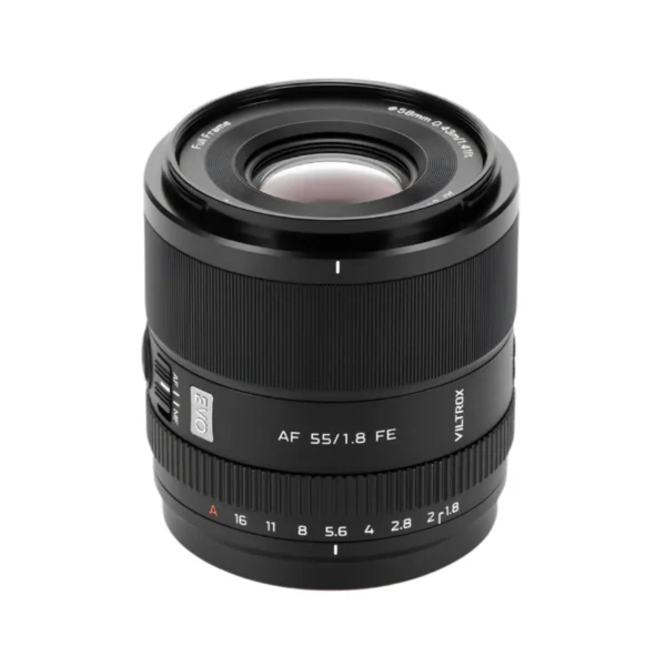 Lente Viltrox AF 55mm f/1.8 montado en un cuerpo de cámara full frame