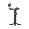Estabilizador DJI RS 3 Mini sosteniendo una cámara mirrorless en un set