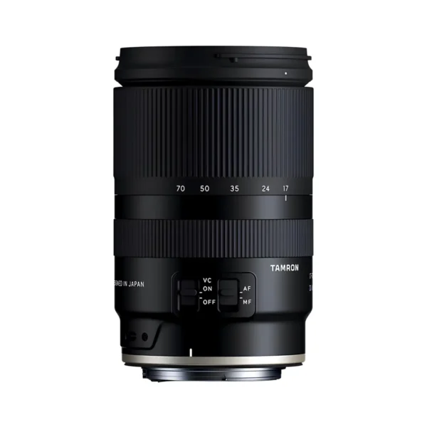 Lente zoom Tamron 17-70mm f/2.8 para Canon RF sobre mesa