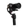 Estabilizador gimbal Hohem iSteady MT3 Pro con cámara mirrorless montada y control remoto táctil