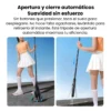 Ulanzi SK-21 plegado a 30 cm junto al control remoto inalámbrico Bluetooth