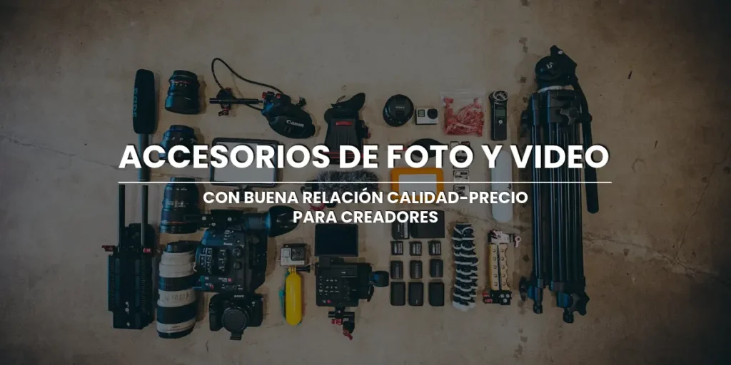 Accesorios de foto y video organizados en mesa de trabajo de creador de contenido