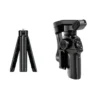 Gimbal L9 plegado en formato compacto junto al cable USB-C de carga
