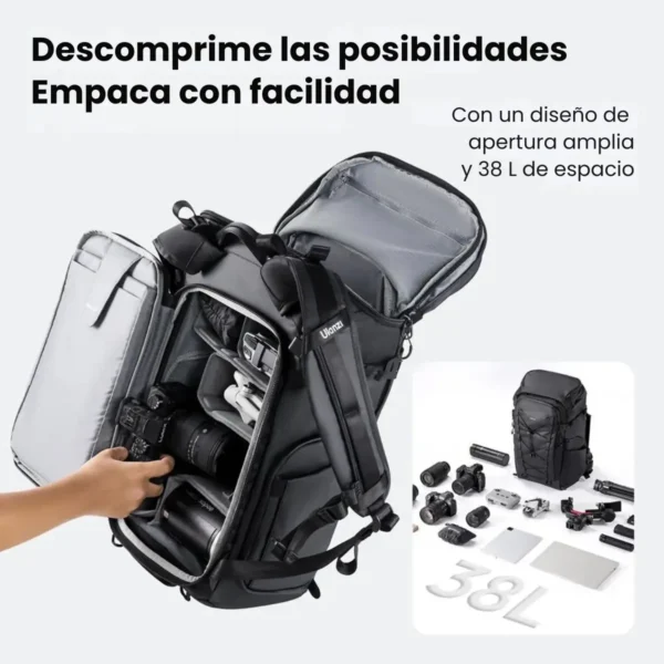Interior de la Ulanzi AB01 con cubo de cámara, divisores y equipo fotográfico