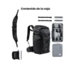 Interior de la Ulanzi AB01 con cubo de cámara, divisores y equipo fotográfico