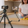 Brazo mágico Ulanzi EA03 extendido con un celular y una luz LED