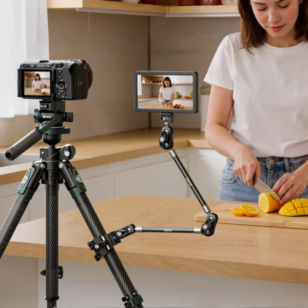 Brazo mágico Ulanzi EA03 extendido con un celular y una luz LED